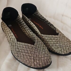 bernie mev. Women's Gold Woven Flats